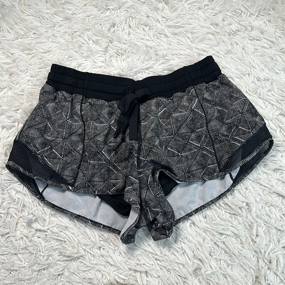 Lululemon Hotty Hot Short (2.5" ) Formation Alpine White Black / Black - Picture 1 of 7